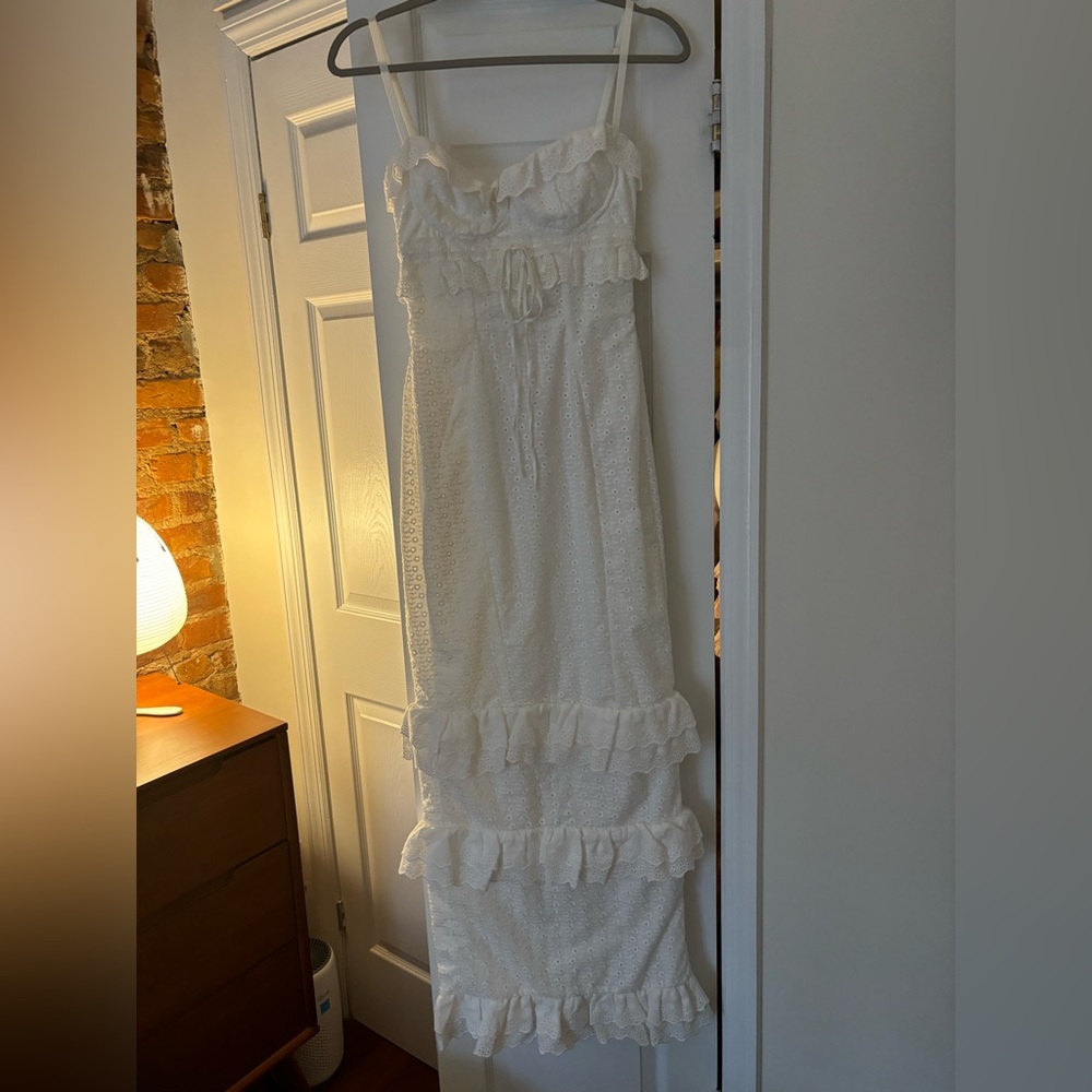 HOUSE OF CB Eve Ruffle Broderie
Anglaise Maxi Dress
WHITE, Size X-Small A/C